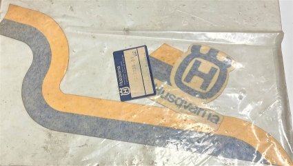 Husqvarna 1983 2-T Tankdekal Vänster. 1519995-01 